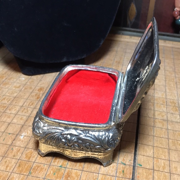 Embossed Silver Metal Jewelry Box Courting Couples GVC Japan 3.75”Lx2.5”Wx2”H - Picture 5 of 12